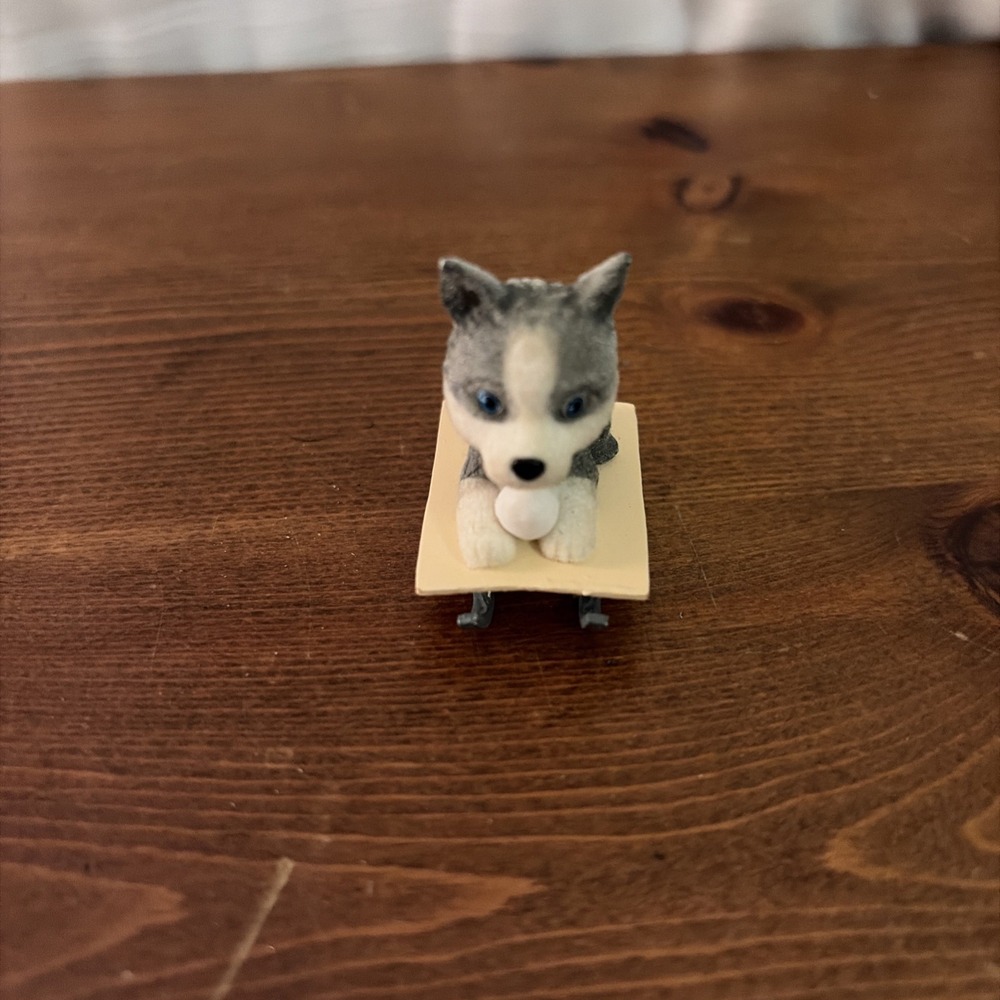 Puppy In My Pocket Huskyβ Flocked Fuzzy W/ Snowball Tan Sled MEG 2005